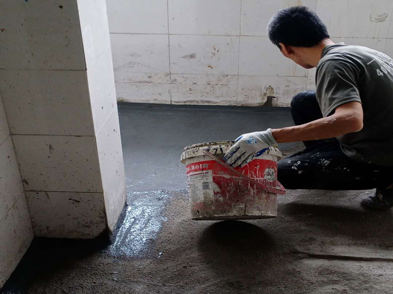 衛(wèi)生間地面防水：1.利用水泥砂漿水泥砂漿或豆石混凝土鋪平坡度。訣竅是：地漏附近坡度大，門口附近坡度小。 2.利用管根密封膏封嚴(yán)管線，管線要穿透樓板根部。刷防水涂料時(shí)可以貼1-2層玻璃絲布加強(qiáng)防水性。 3.墻壁表面打磨成干凈平光沒(méi)有顆粒灰塵，墻壁與地面的交接區(qū)域注意原角和坡角的設(shè)置。 4.聚氨酯防水涂膜由管根和墻角處開(kāi)始進(jìn)行涂抹，在常溫下經(jīng)過(guò)4小時(shí)放干后，再大面積涂抹和刮刷。注意涂料總厚度大于1. 5毫米，不能有漏刮和鼓泡的不良現(xiàn)象。24小時(shí)后立面涂刷下一層，之后再以垂直的方向進(jìn)行二次涂刷。最后涂膜半固化，拋甩粗砂粒方便與水泥砂漿融合。 5.防水層的設(shè)置與具體區(qū)域有關(guān)。防水地面的防水層應(yīng)高出地面200寬，地面防水層應(yīng)超出衛(wèi)生間門口以外300寬。而又淋浴的衛(wèi)生間墻面防水層則應(yīng)設(shè)置為高出地面1800寬。 6.展開(kāi)閉水實(shí)驗(yàn)的時(shí)候，先完成防水工作再利用包立管方法。之后再局部進(jìn)行防水。閉水試驗(yàn)也可為了避免破壞地面防水層而免做。