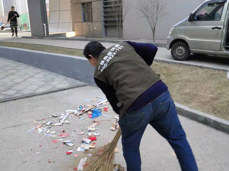 室外裝飾拆除維修：如果是有電梯的房子裝修拆除的話，要做好電梯間的保護(hù)工作，避免影響一整棟樓的環(huán)境。弄一些夾板或者真珠板材來(lái)保護(hù)電梯間，從電梯間到房門的走廊倪也鋪設(shè)一些瓦楞紙或者真珠板，避免使用推車的時(shí)候損壞地面。 如果對(duì)于屋子里的地板不需要進(jìn)行裝修拆除的話，就需要考慮到保護(hù)的問(wèn)題了。要在地板上鋪一層夾板加上一層真珠板，以免重物敲擊或者是顏色滲透。如果原本房?jī)?nèi)的家具不好搬出去則需要考慮用一層氣泡紙包裹起來(lái)，然后加一層棉被才能比較穩(wěn)妥的保護(hù)好，倪是都不好要留在現(xiàn)場(chǎng)，至于燈具、空調(diào)和熱水器等倪還是拆掉，完工之后再裝回來(lái)。