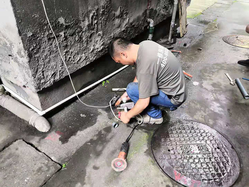 水管漏水更換改造：先找到水管漏點，然后用鋸子將PPR管出現(xiàn)漏水問題的位置鋸掉，同時要注意的是口子必須是平整的，用砂紙對管材的斷口進行打磨處理，順便將管道打磨區(qū)域周邊打掃一下，再截取合適長度的ppr管，最后把管件和截取的ppr管熱熔到一起。