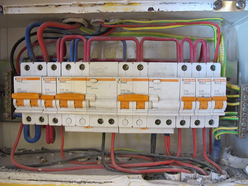 還在為不知道家里電路維修找誰而煩惱嗎，常見電路問題自己動手修