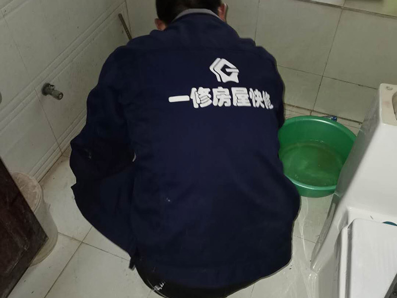 衛(wèi)生間滲水比較輕微，衛(wèi)生間不砸瓷磚做